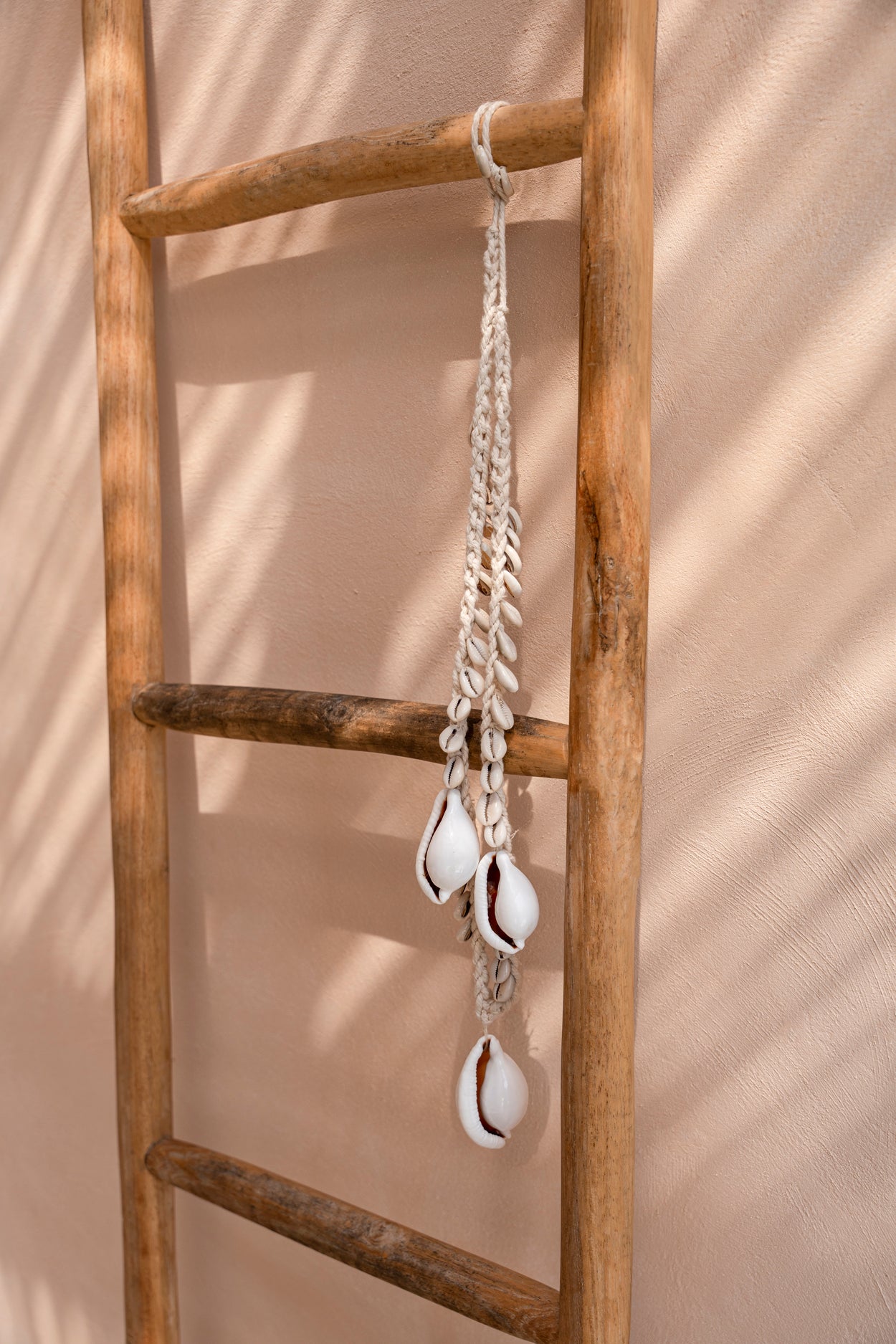 Bazar Bizar - De Big White Cowrie Shell Halsketting - Wit