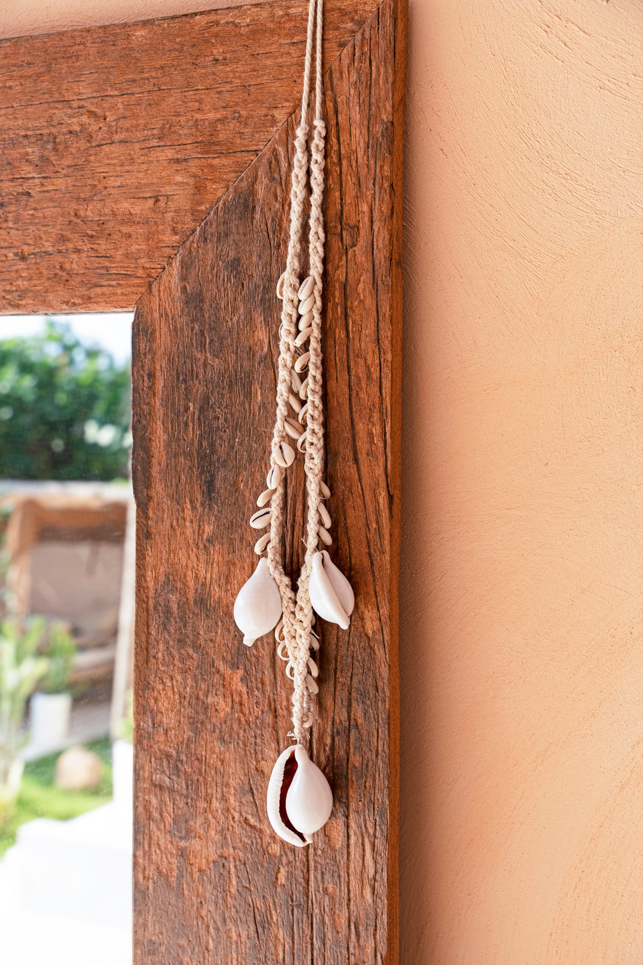 Bazar Bizar - De Big White Cowrie Shell Halsketting - Wit