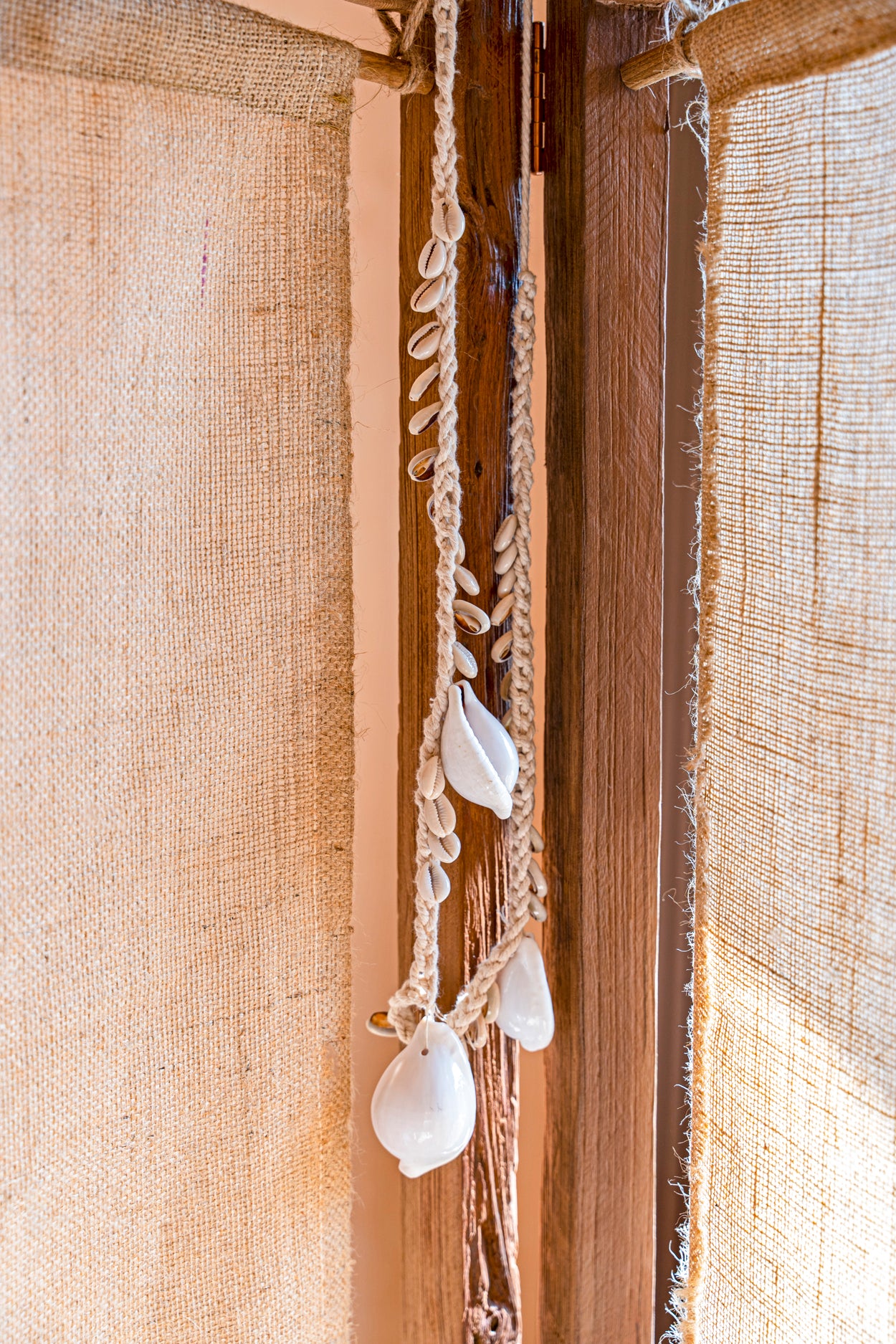 Bazar Bizar - De Big White Cowrie Shell Halsketting - Wit