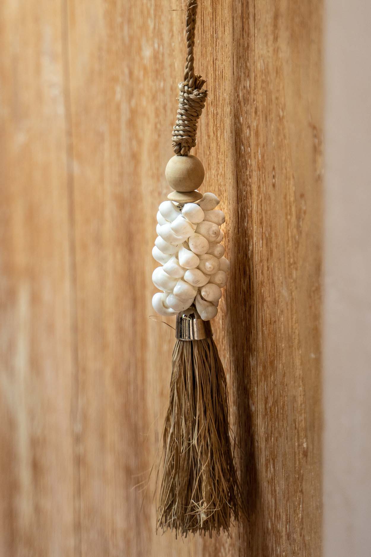 Bazar Bizar De Cowrie en Raffia Hangdecoratie