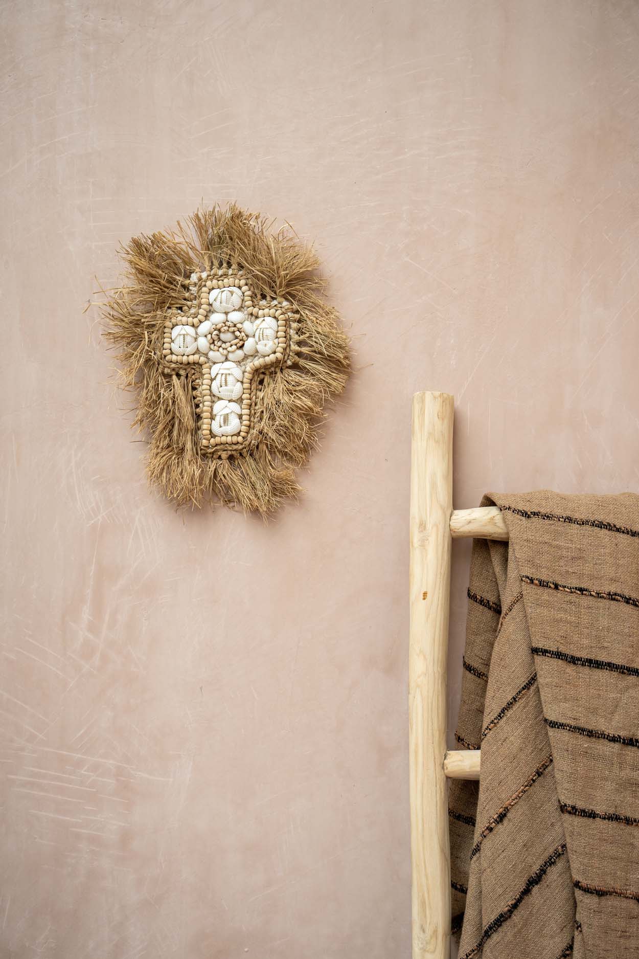 Bazar Bizar Het Raffia Shell Kruis - Naturel Wit - L