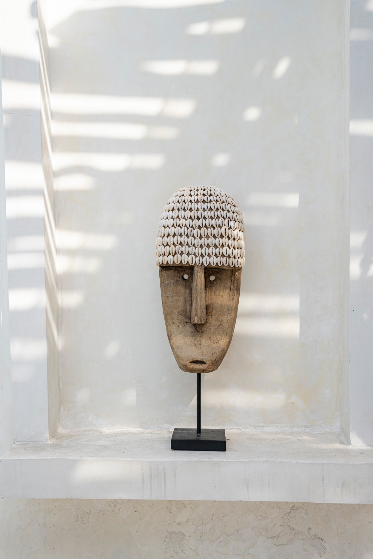 Bazar Bizar Het Cowrie Masker on Stand - Large