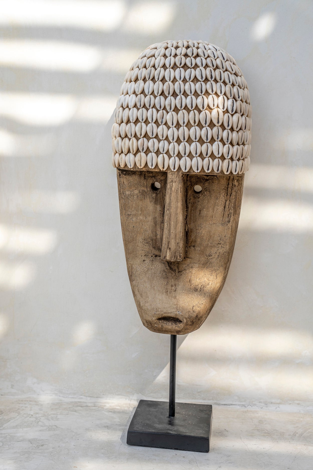 Bazar Bizar Het Cowrie Masker on Stand - Large