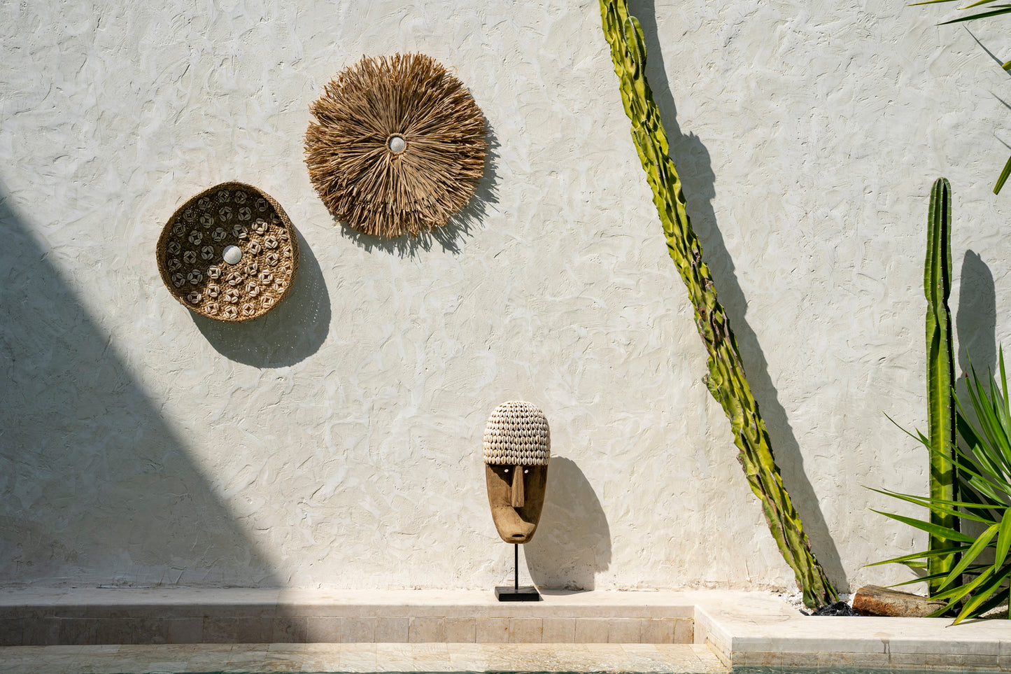 Bazar Bizar Het Cowrie Masker on Stand - Medium