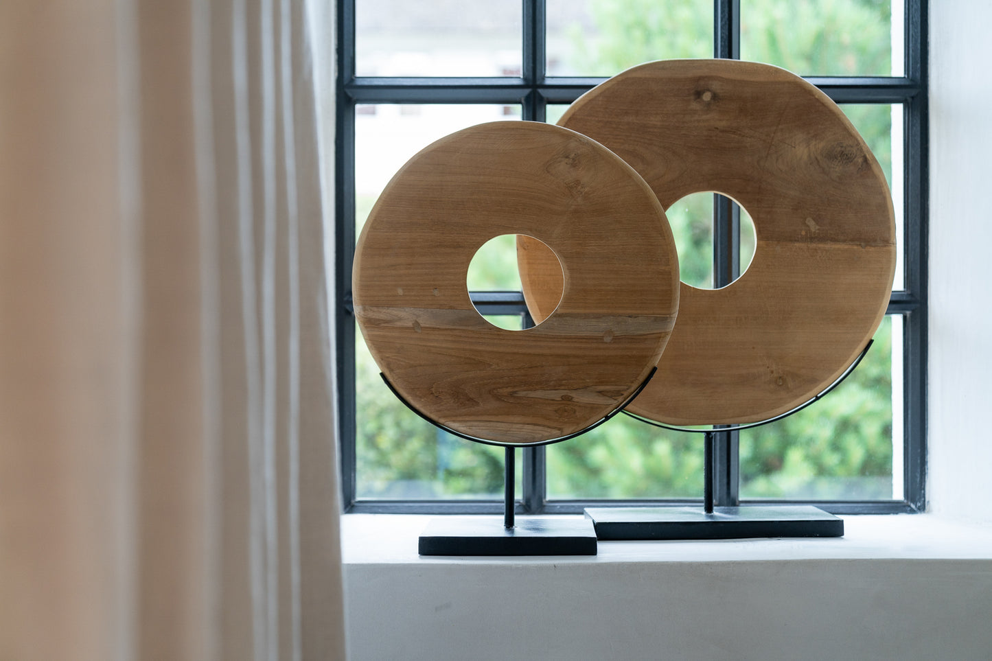 Bazar Bizar De Teak Disc op Stand - M