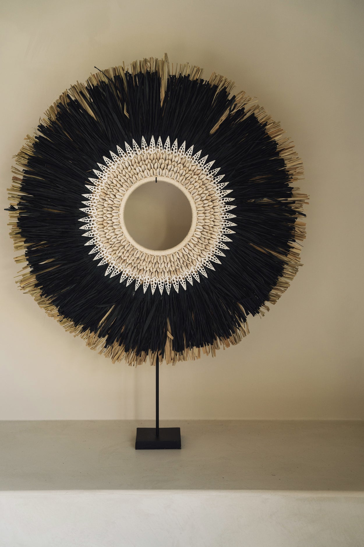 Bazar Bizar De Mojo Raffia op Stand - Decoratie - Zwart Naturel