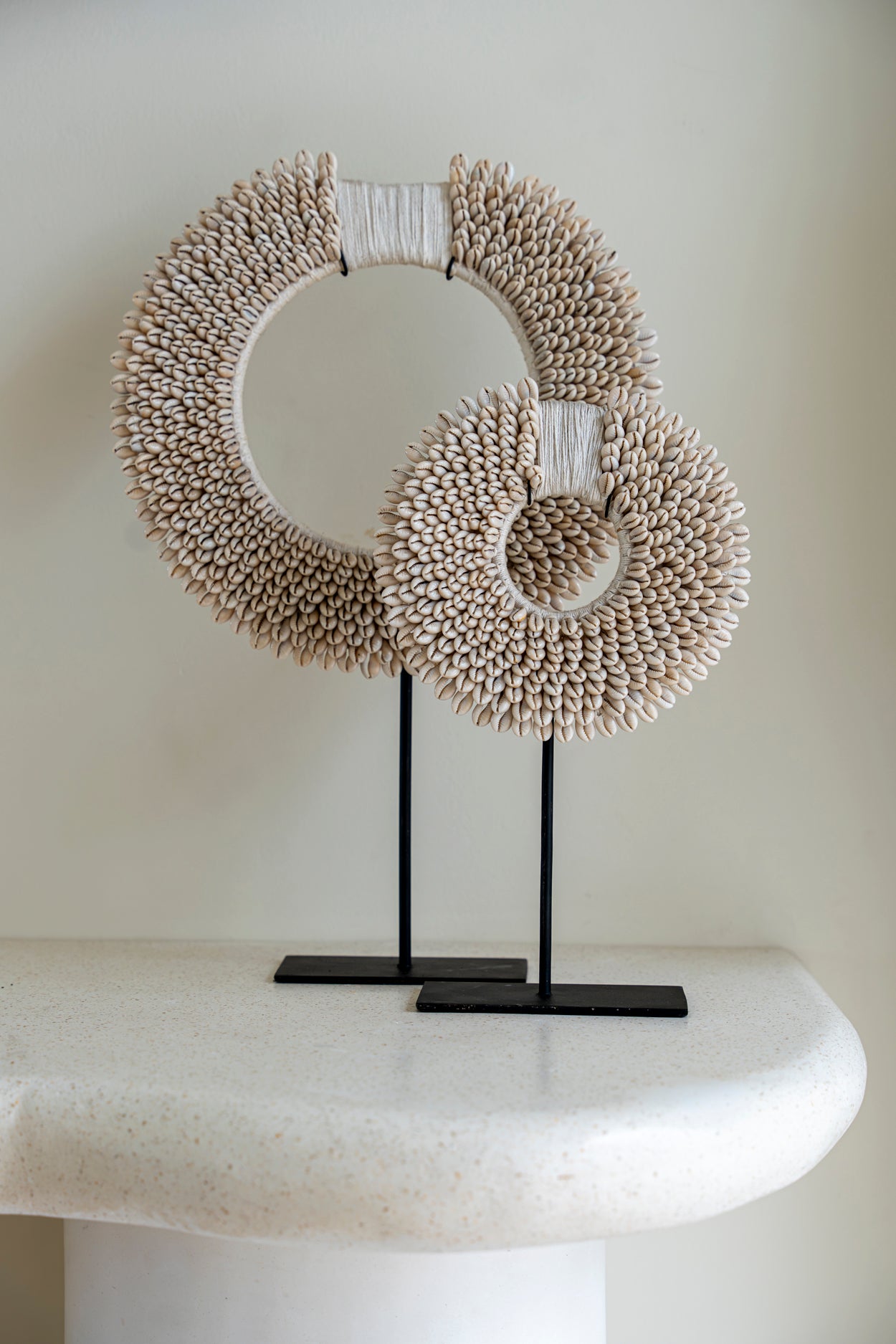 De Papua Shell Disc on Stand - Wit - M