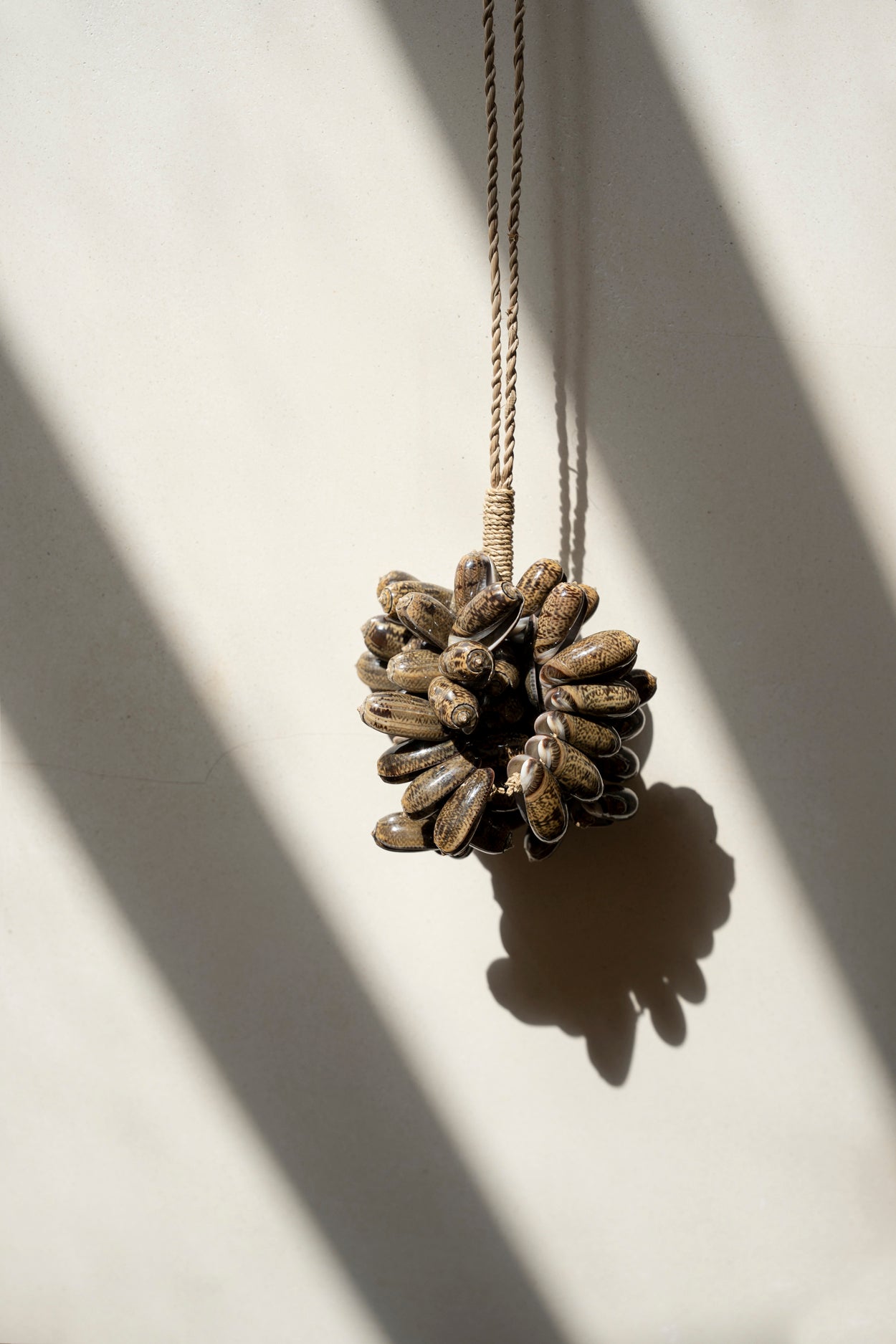 Bazar Bizar - De Brown Cowrie Shell Hangdecoratie