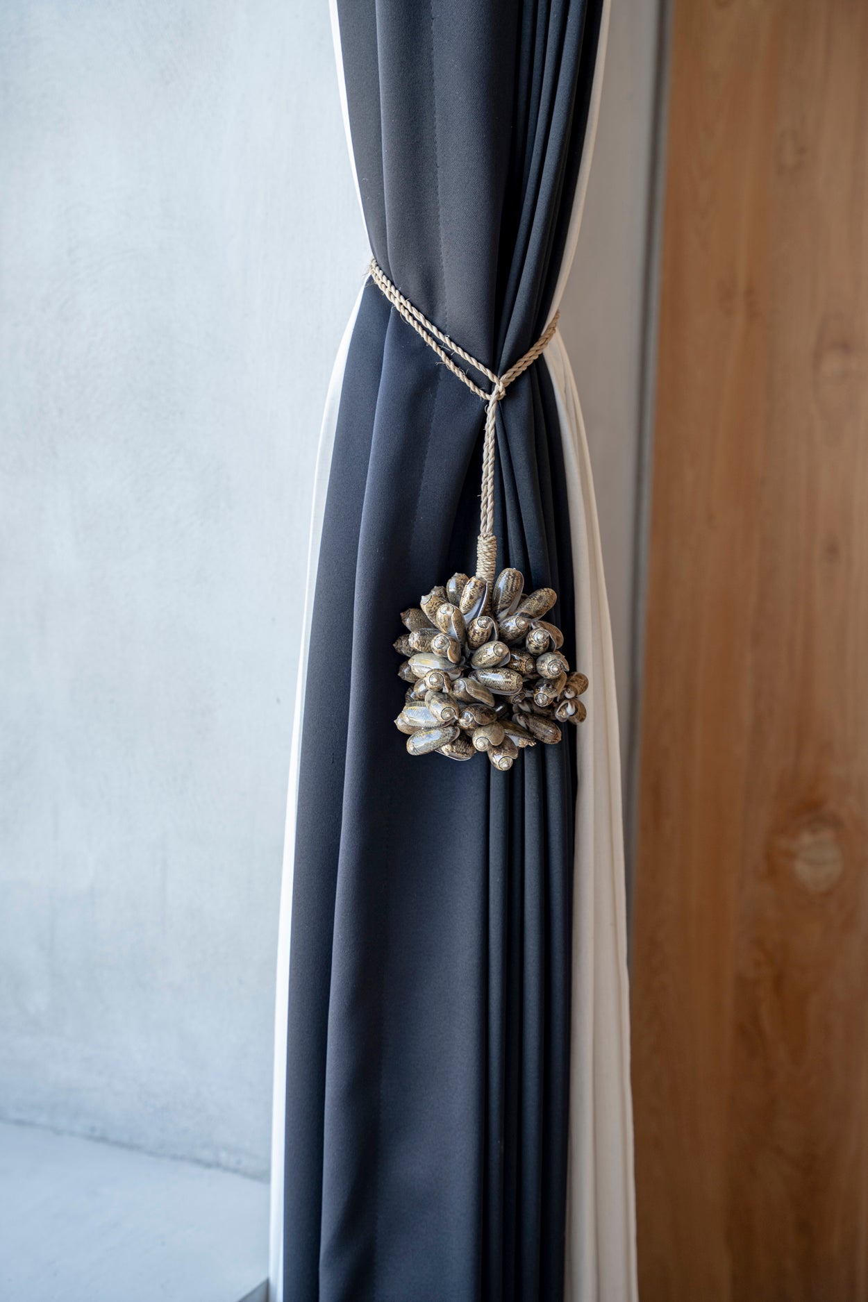 Bazar Bizar - De Brown Cowrie Shell Hangdecoratie