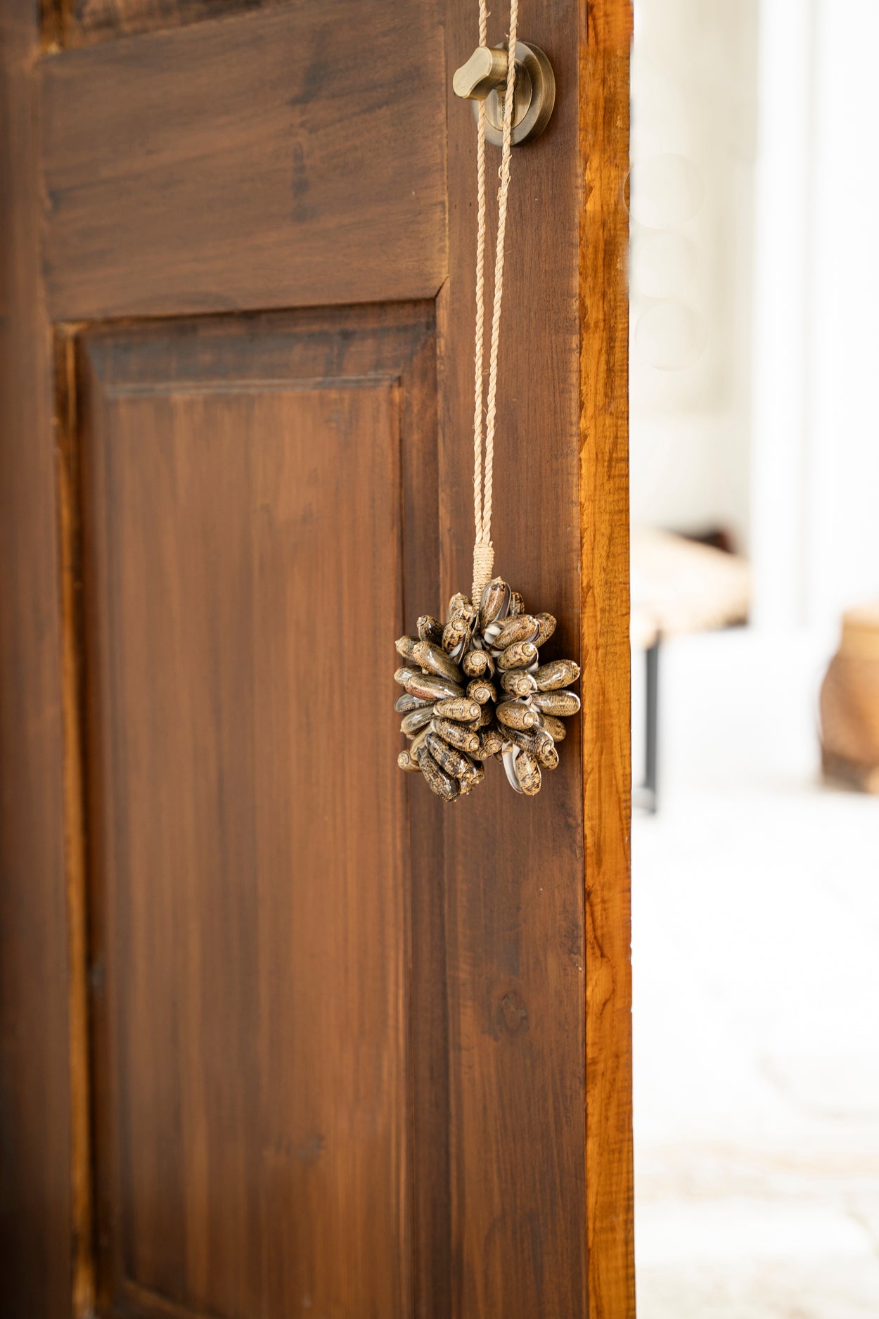 Bazar Bizar - De Brown Cowrie Shell Hangdecoratie