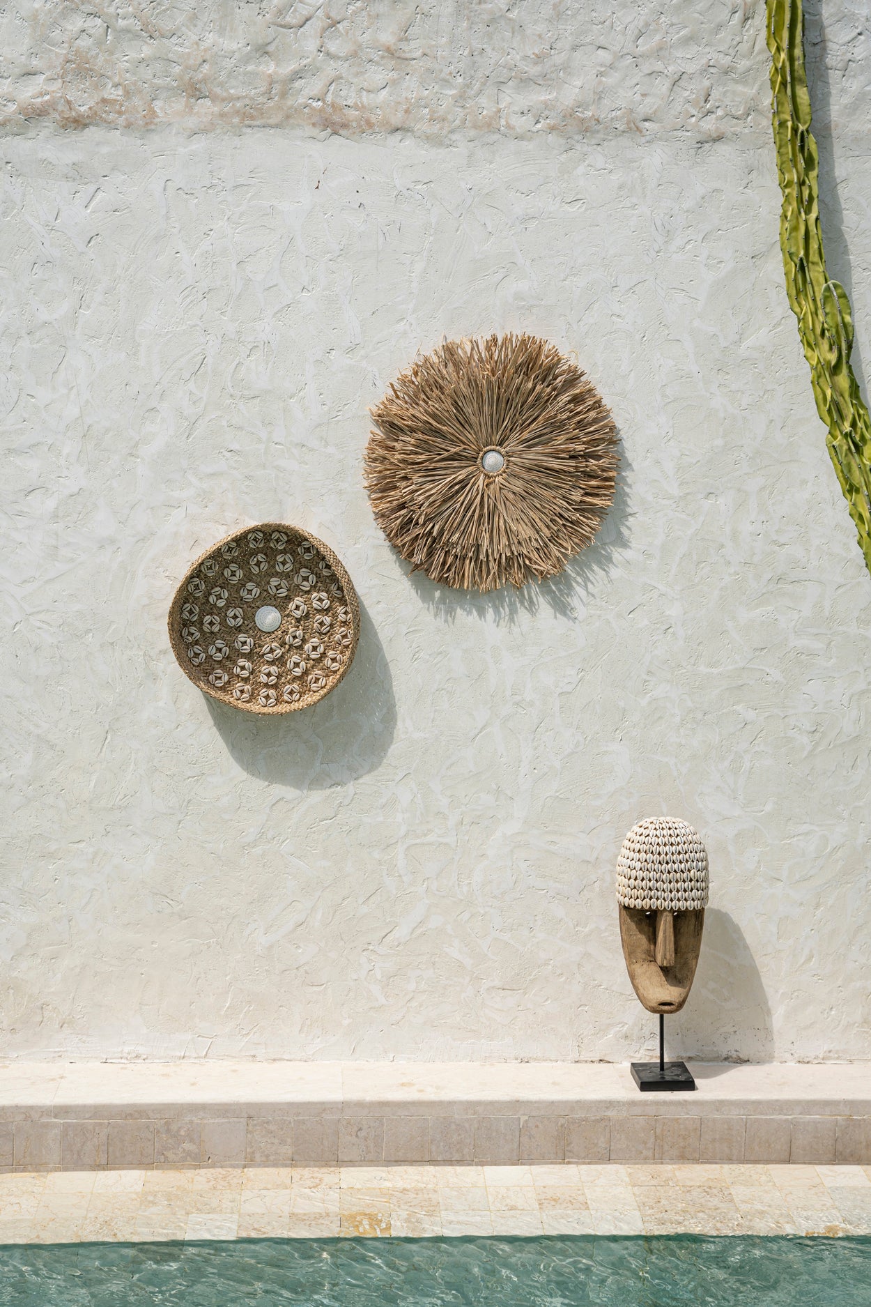 Bazar Bizar Het Cowrie Masker on Stand - Medium
