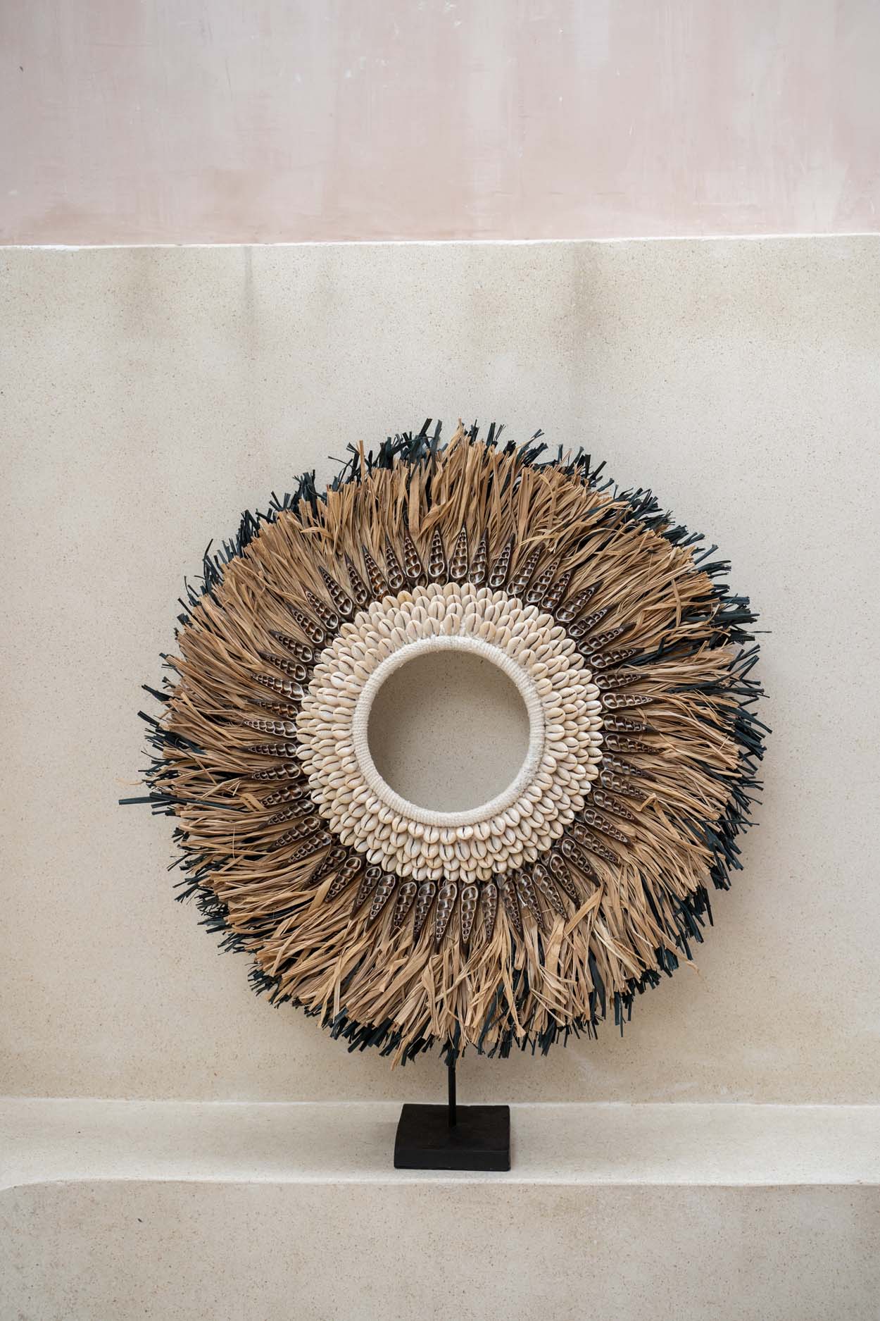 Bazar Bizar De Mojo Raffia op Stand - Decoratie - Naturel Zwart